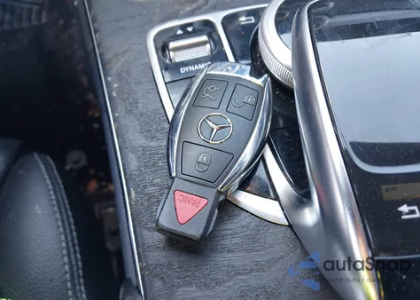 2016 Mercedes-Benz C 300 Luxury/Sport z USA, uszkodzony, nr VIN 55SWF4JB8GU160119